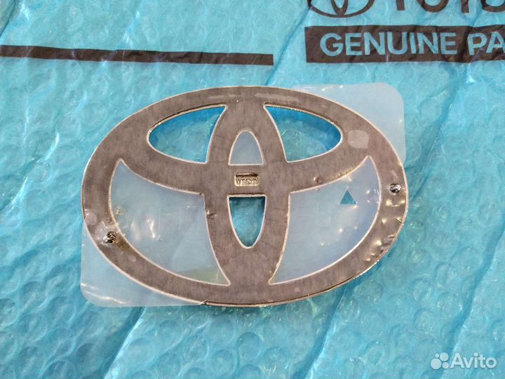 Эмблема крышки багажника Камри 40 Оригинал NEW