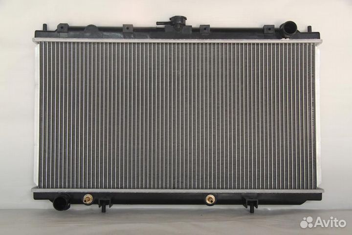 Радиатор охлаждения двигателя Nissan Primera P11