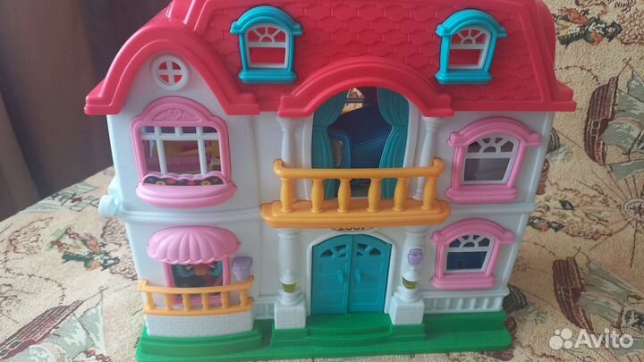 Домик кукольный с мебелью и семьей