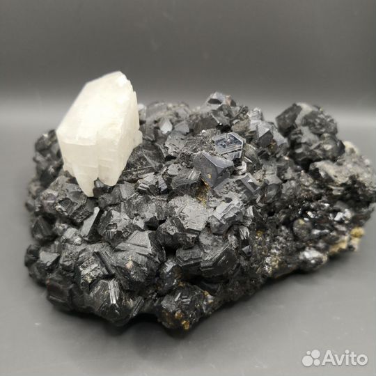 Сфалерит (марматит), друза с кристаллом кальцита