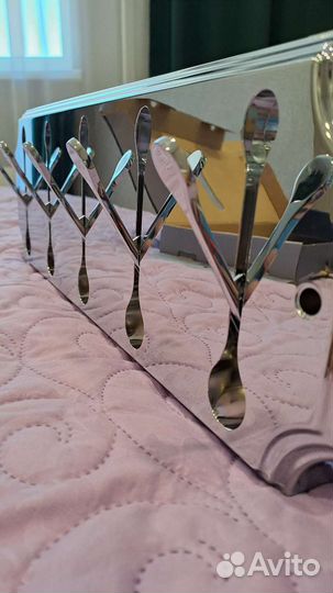 Настенная вешалка с выдвижными крючками