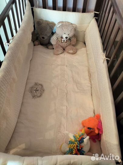 Детская кроватка с маятником