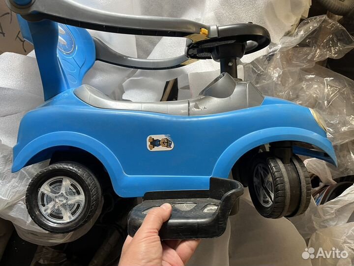 Машинка-каталка с родительской ручкой