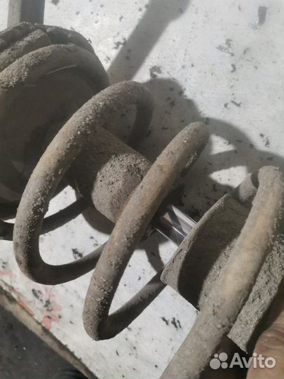 Стойка подвески передняя левая Лада 2110 2111 1999