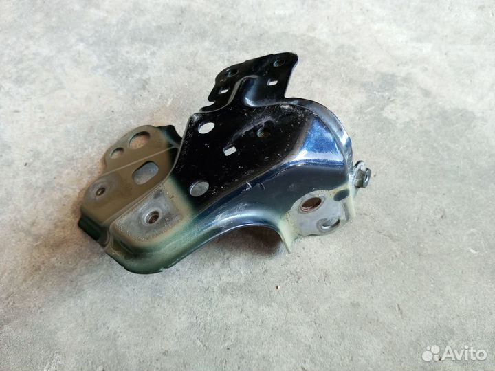 Кронштейн крыла передний правый / левый RAV4 40