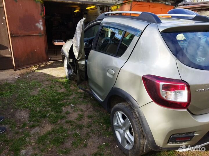 Renault Sandero Stepway 1.6 МТ, 2016, битый, 83 000 км