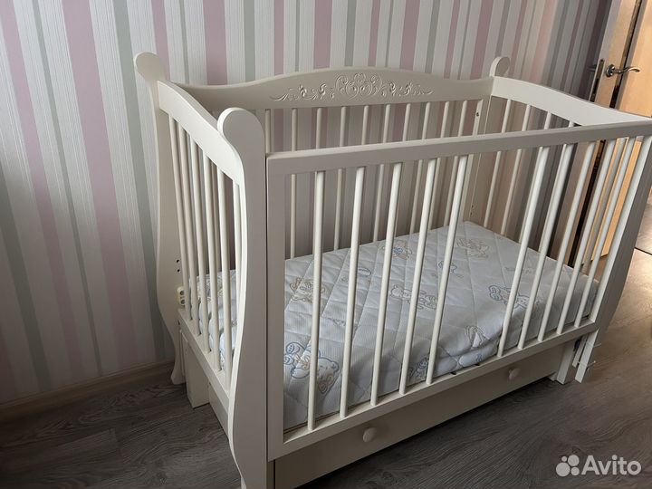 Детская кроватка с маятником и ящиком