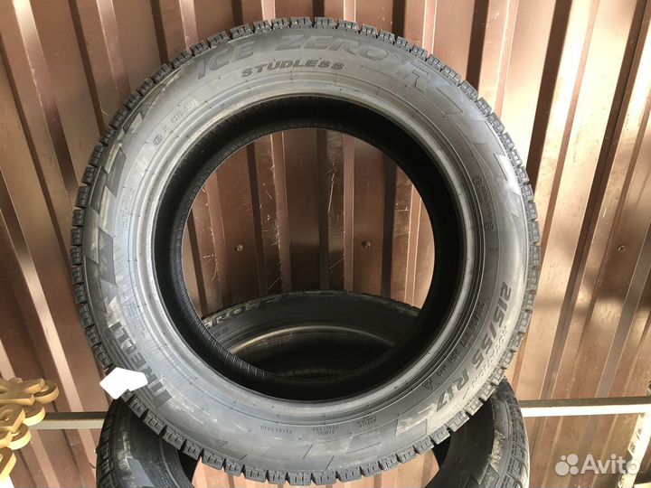 Pirelli Ice Zero FR 215/55 R17 98H