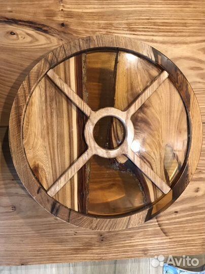 Сервировочная доска на ножках