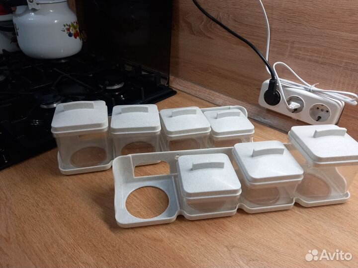 Емкость для сыпучих продуктов на планке