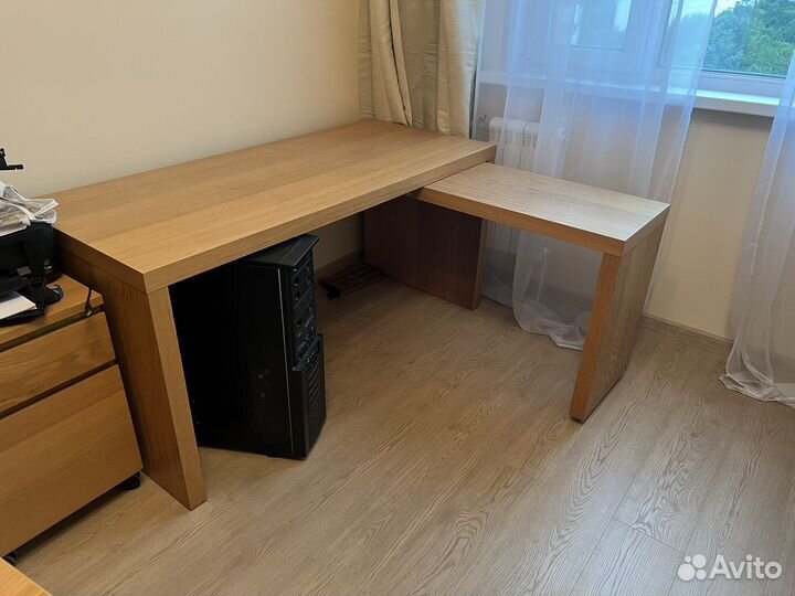 Угловой письменный стол икея Мальм