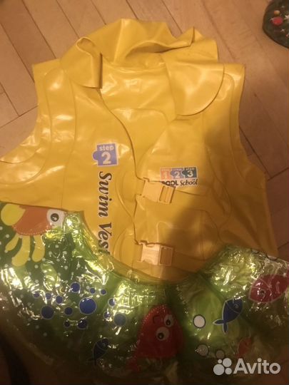 Спасательный надувной жилет Intex и круг