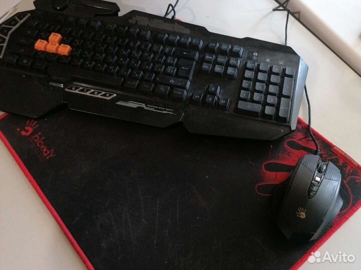 Игровая клавиатура мышь и коврик