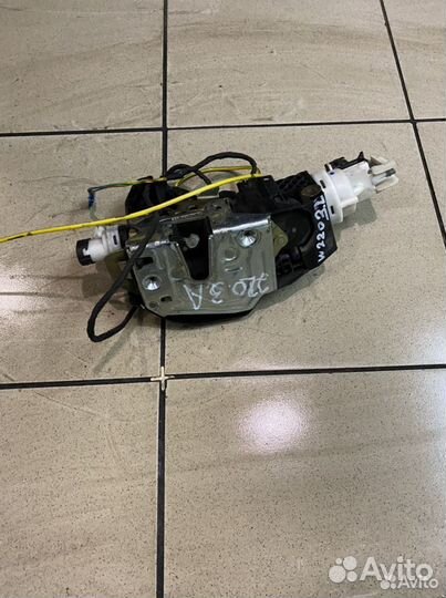 Замок двери задний правый Mercedes-Benz W220