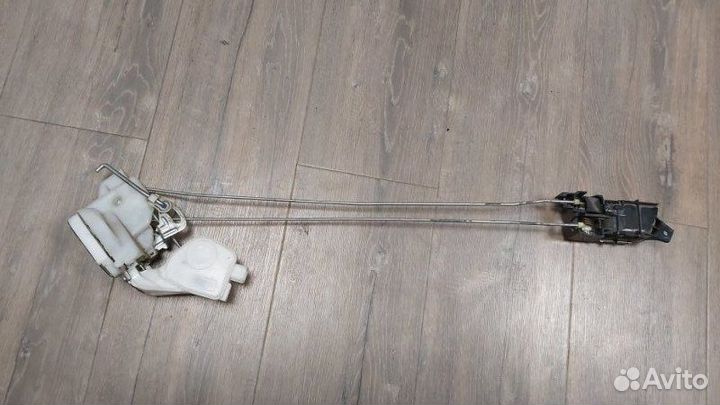 Замок двери правый Mitsubishi Pajero 4 3.2D 2007