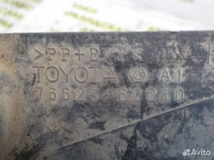 Брызговик задний правый Toyota Land Cruiser 200 2