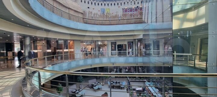 Торговое помещение между М.Видео и Перекрёстком