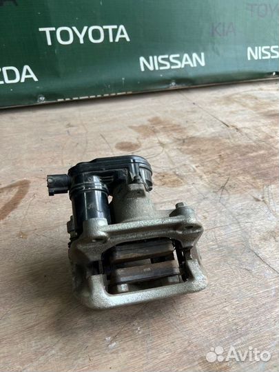 Суппорт тормозной задний правый Kia K5 DL3 G4NA