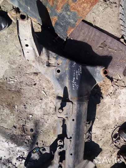 Подрамник Nissan Bluebird 1.8л