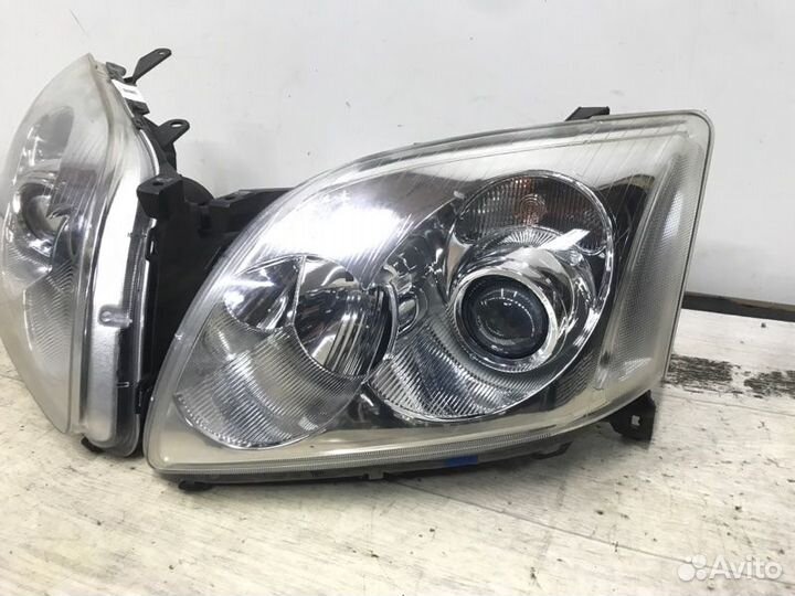Фара Toyota Avensis T250 2005