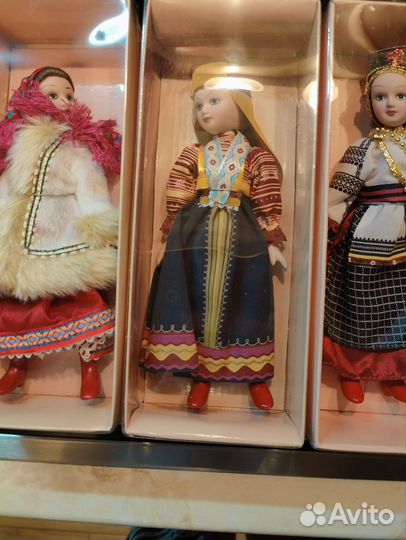 Кукла фарфоровая