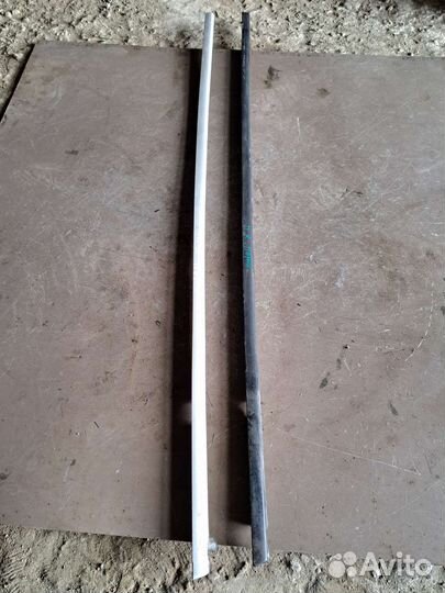 Молдинг стекла передний правый на Volkswagen Touar