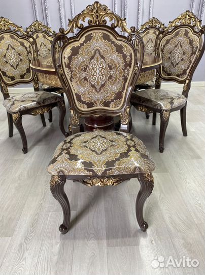 В наличии стол