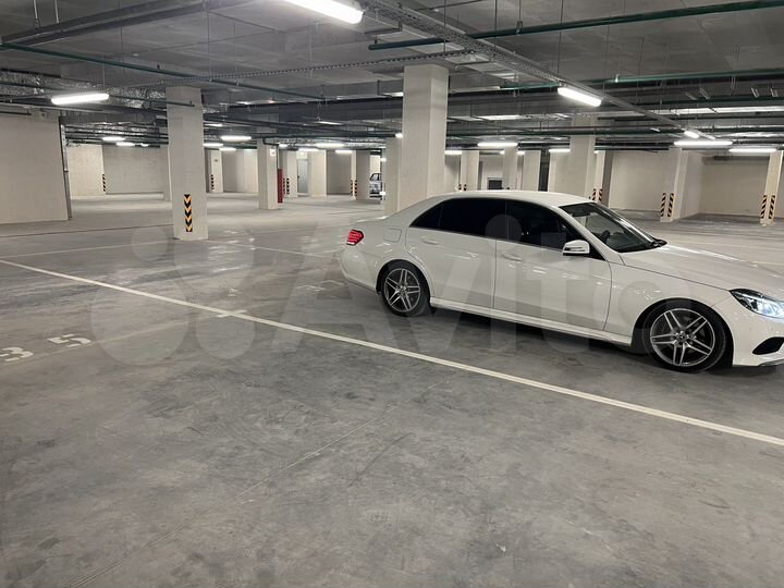 Машиноместо, > 30 м²