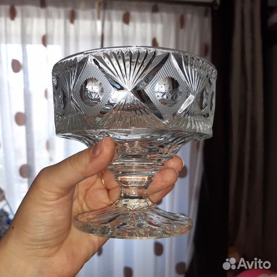 Старинная хрустальная ваза на ножке