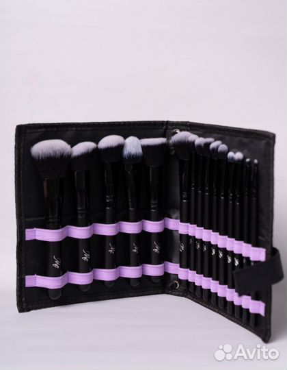 Набор кистей в чехле-подставке