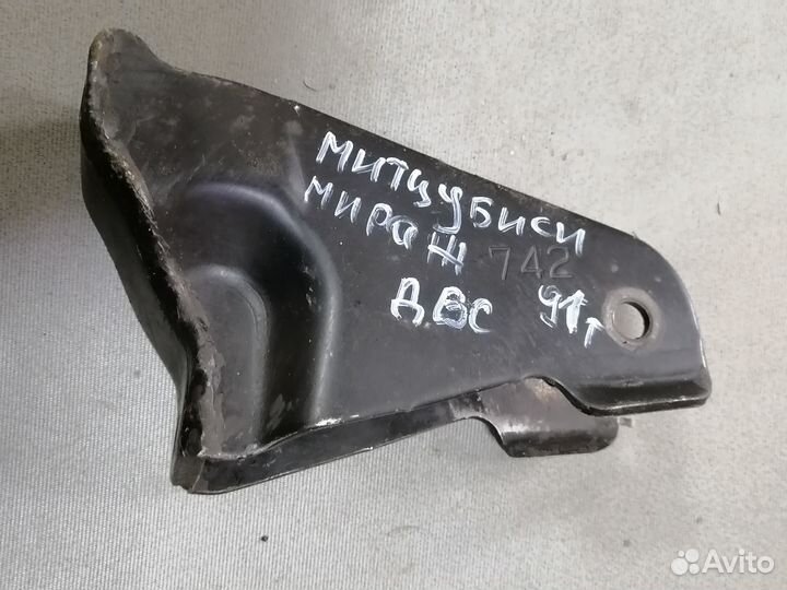 Кронштейн двигателя (742) Mitsubishi Mirage 1991