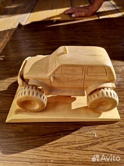 Машина из дерева сувенир