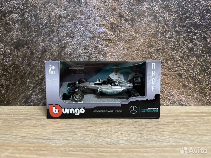 Новая машина BBurago Mercedes 2016 AMG Petronas