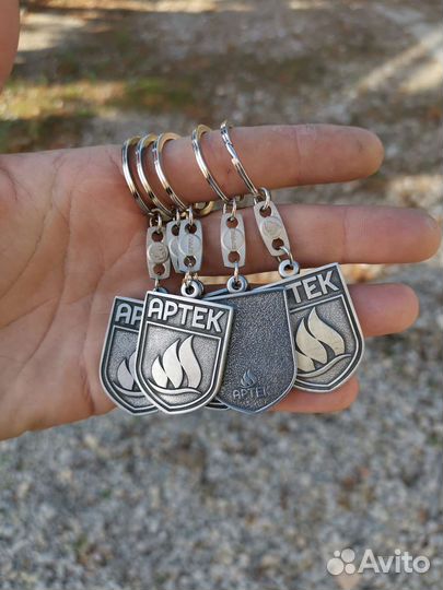 Брелоки и значки