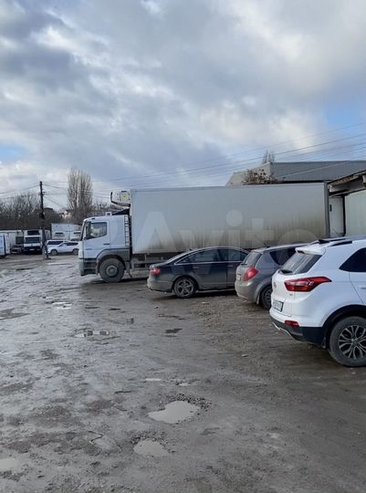 Отдельно стоящее здание с навесом, 300 м²