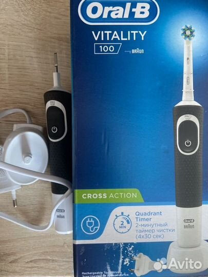 Электрическая зубная щетка oral b