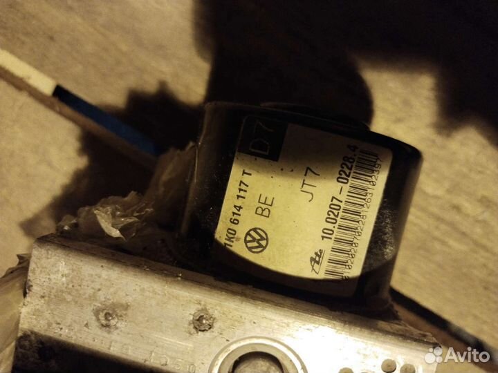 Блок ABS Volkswagen Jetta 6 1K0614117T