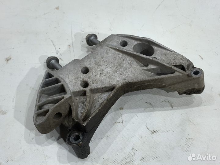 Кронштейн правой опоры двигателя Audi Q3 8U