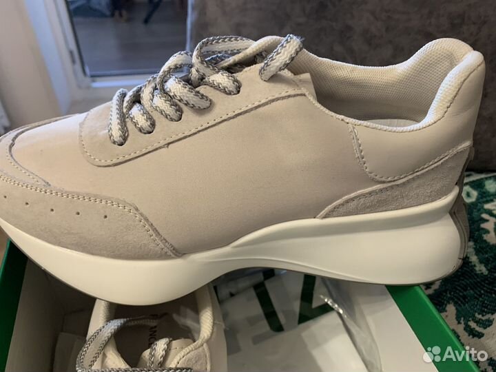 Кроссовки женские 37 размер новые