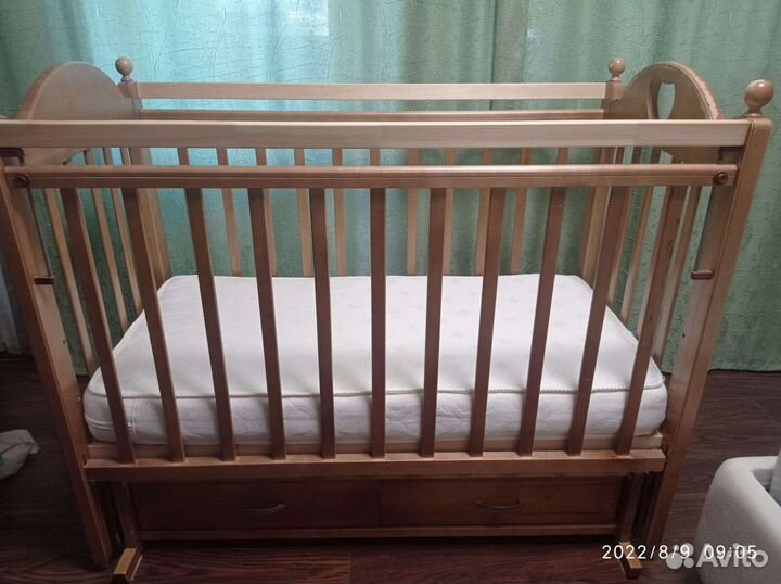 Детская кровать с поперечным маятником