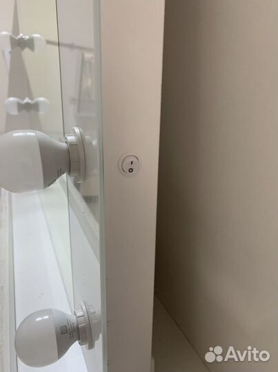 Гримерное зеркало с лампочками