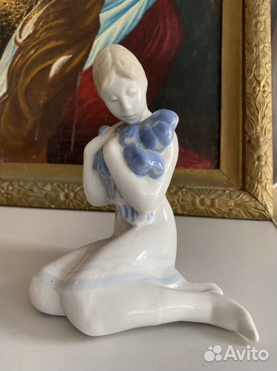 Фарфоровая статуэтка Девушка с Тюльпанами Чайка