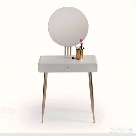 Туалетный столик с зеркалом