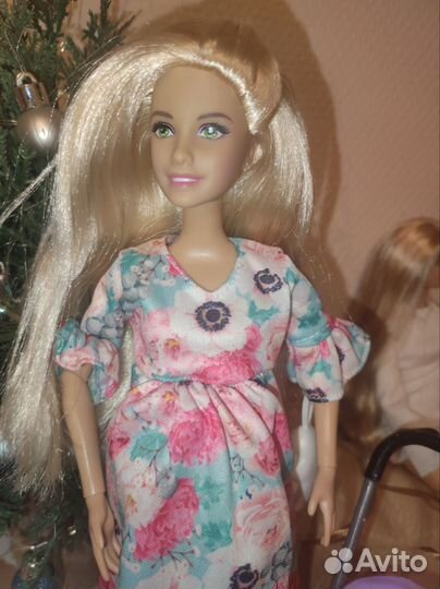 Беременная София и кукла дочь