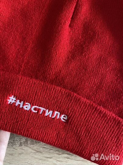 Шапка красная с надписью на стиле