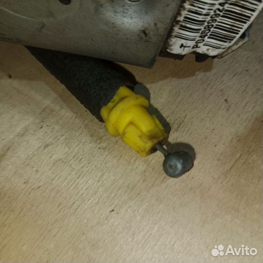 Замок двери перед прав Jeep Grand Cherokee WK2