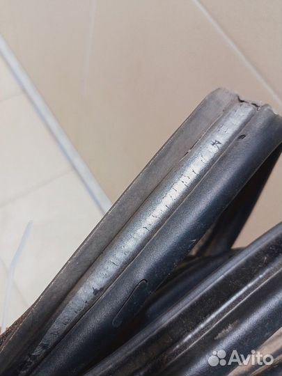 Уплотнитель багажника Avensis II 2003-2008