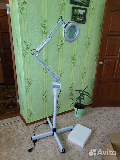 Лампа-лупа на штативе 5 крат. на колесах