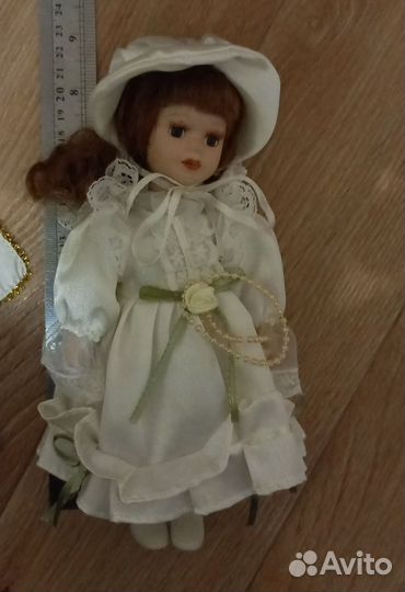 Кукла фарфоровая