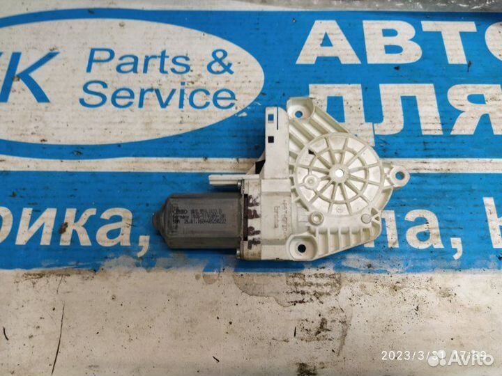 Мотор стеклоподъемника правый VW Touareg 10-18